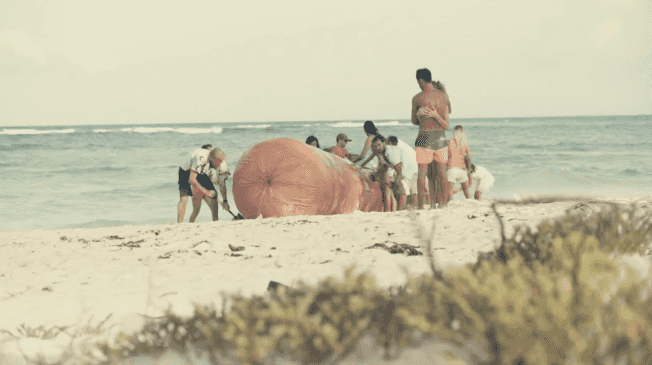 Portada de Salchicha gigante varada en una playa, en un comercial de McCann Mexico para BestDay.com