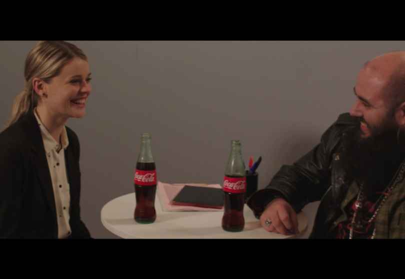 Portada de “Tomémonos un segundo más”, la nueva campaña de Coca-Cola creada por Leandro Raposo y dirigida por Andy Fogwill