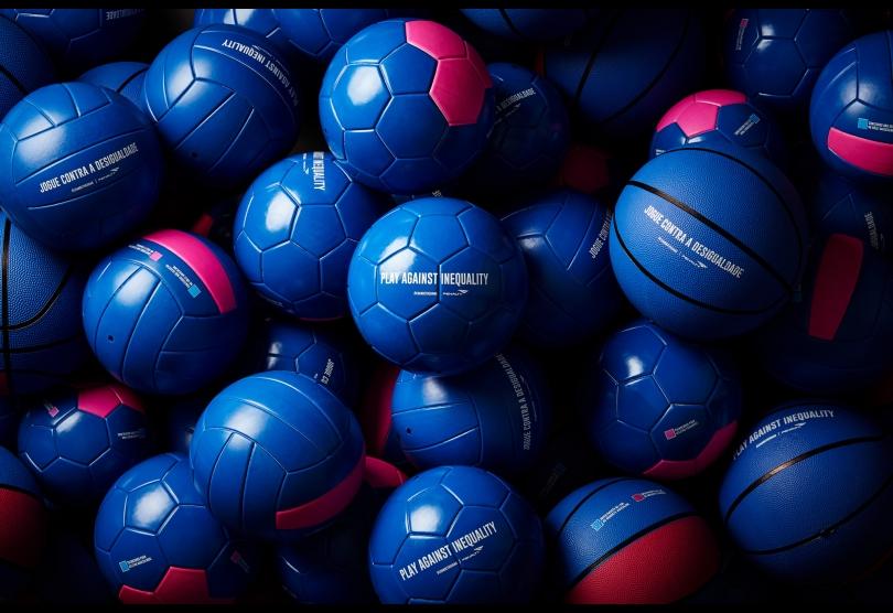 Portada de espnW presenta balones especiales contra la desigualdad en los deportes, una acción de Africa