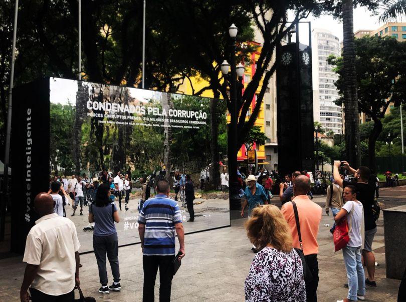 Portada de El diario O Estado de S. Paulo instaló un espejo gigante en Sao Paulo para reflejar a las personas condenadas por la corrupción