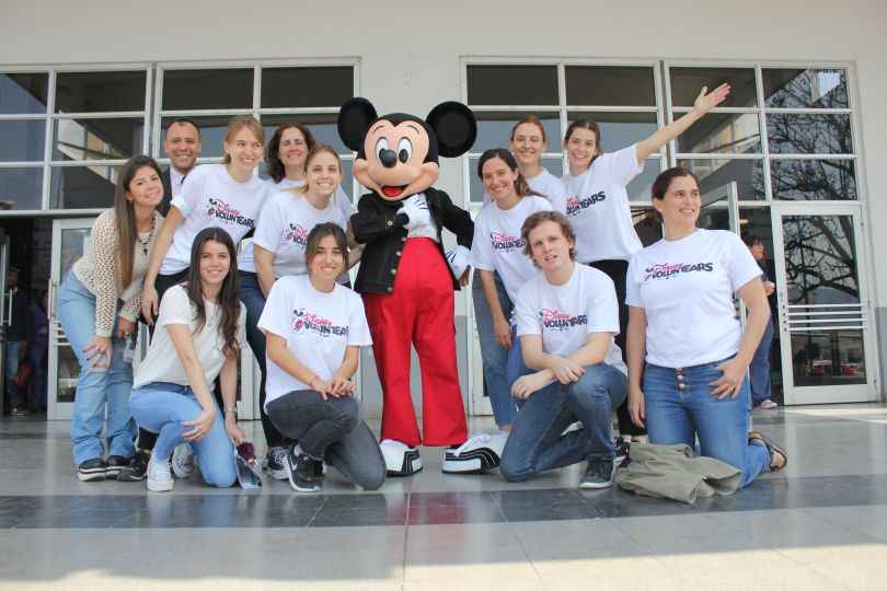 Portada de Para celebrar el 90º aniversario de Mickey Mouse, Disney impulsa una campaña solidaria