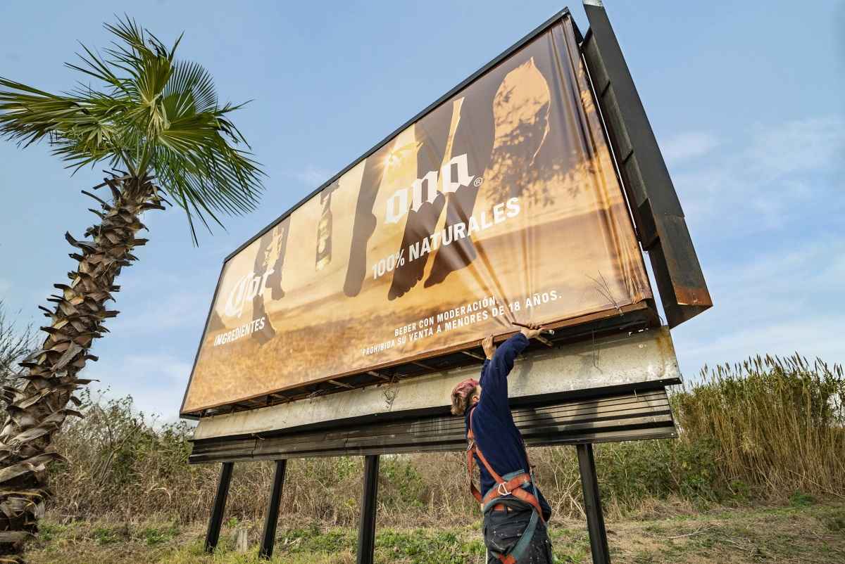 Portada de "The Responsive Billboard": Corona adapta sus anuncios en vía pública respetando la naturaleza