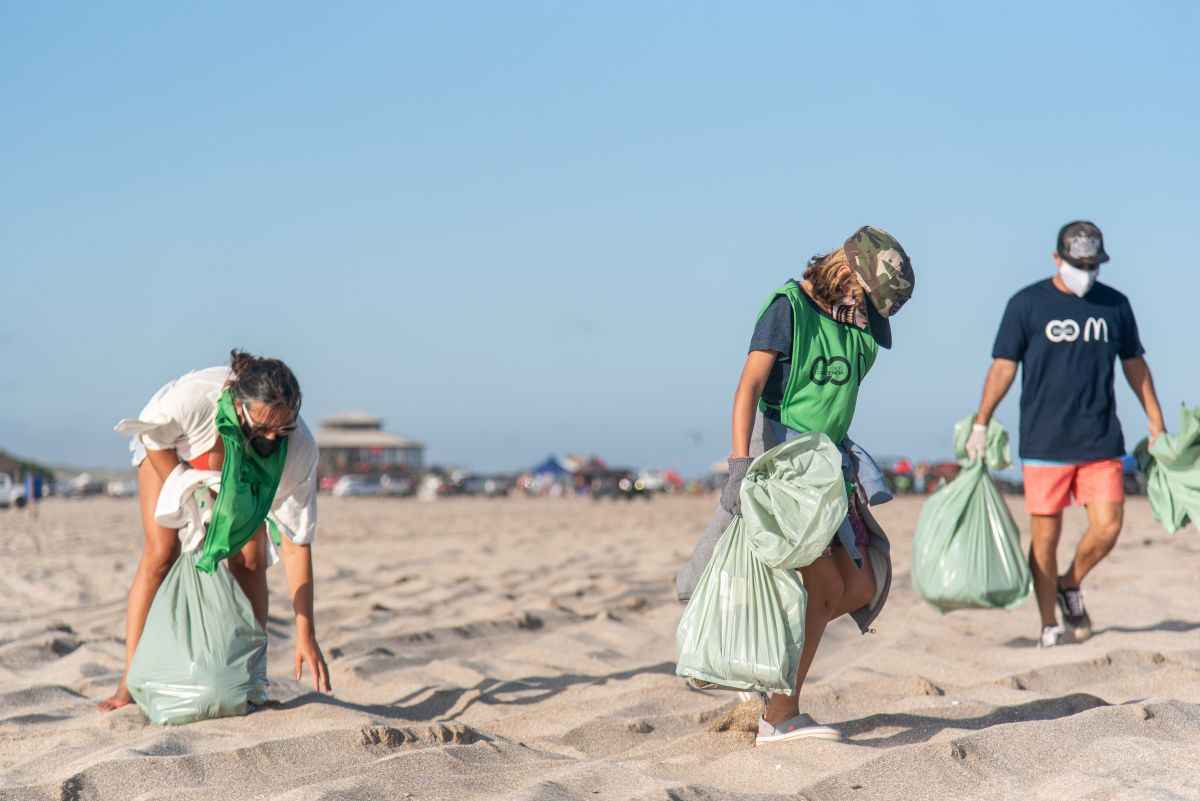 Portada de McDonald’s y Reciclando Conciencia limpian las playas 