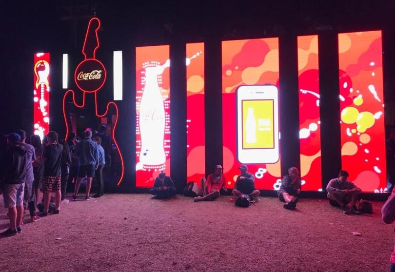 Portada de Human junto a Coca-Cola en el Lollapalooza