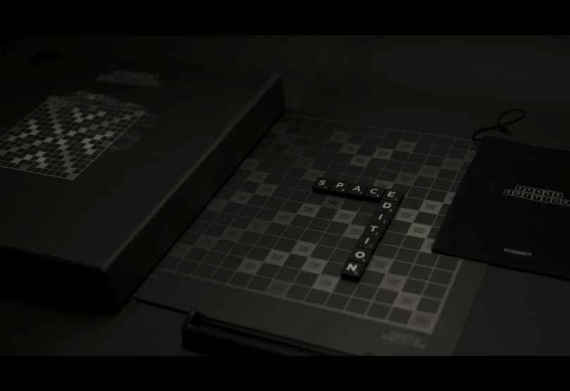 Portada de Scrabble celebra 70 años con un tablero creado para ser jugado en el espacio, una acción de LOLA MullenLowe