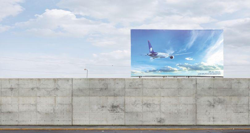 Portada de Ogilvy México presenta “The over the wall billboard” para AeroMéxico